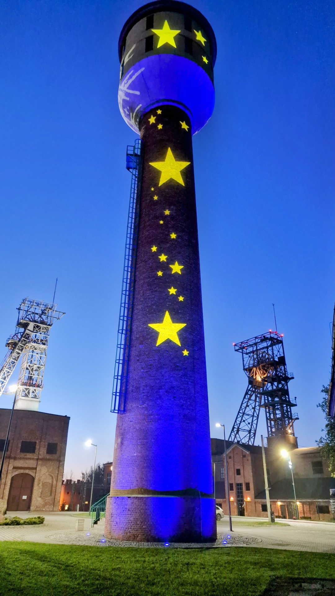 Unijna iluminacja wieży wodnej w ramach Dni Otwartych Funduszy Europejskich w Zabytkowej Kopalnia Ignacy w Rybniku